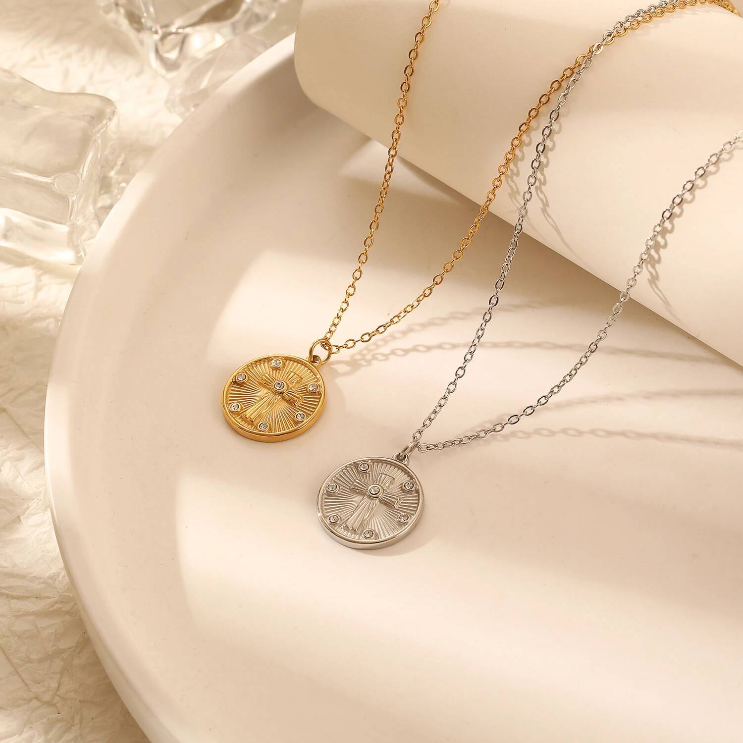 Coin Necklace Delicate - Delikatny damski naszyjnik z zawieszką w