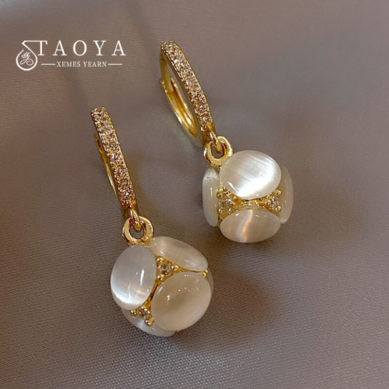 Women'S Accessories Trends 2026 - Eleganckie kolczyki wiszące z okrągłym kamieniem