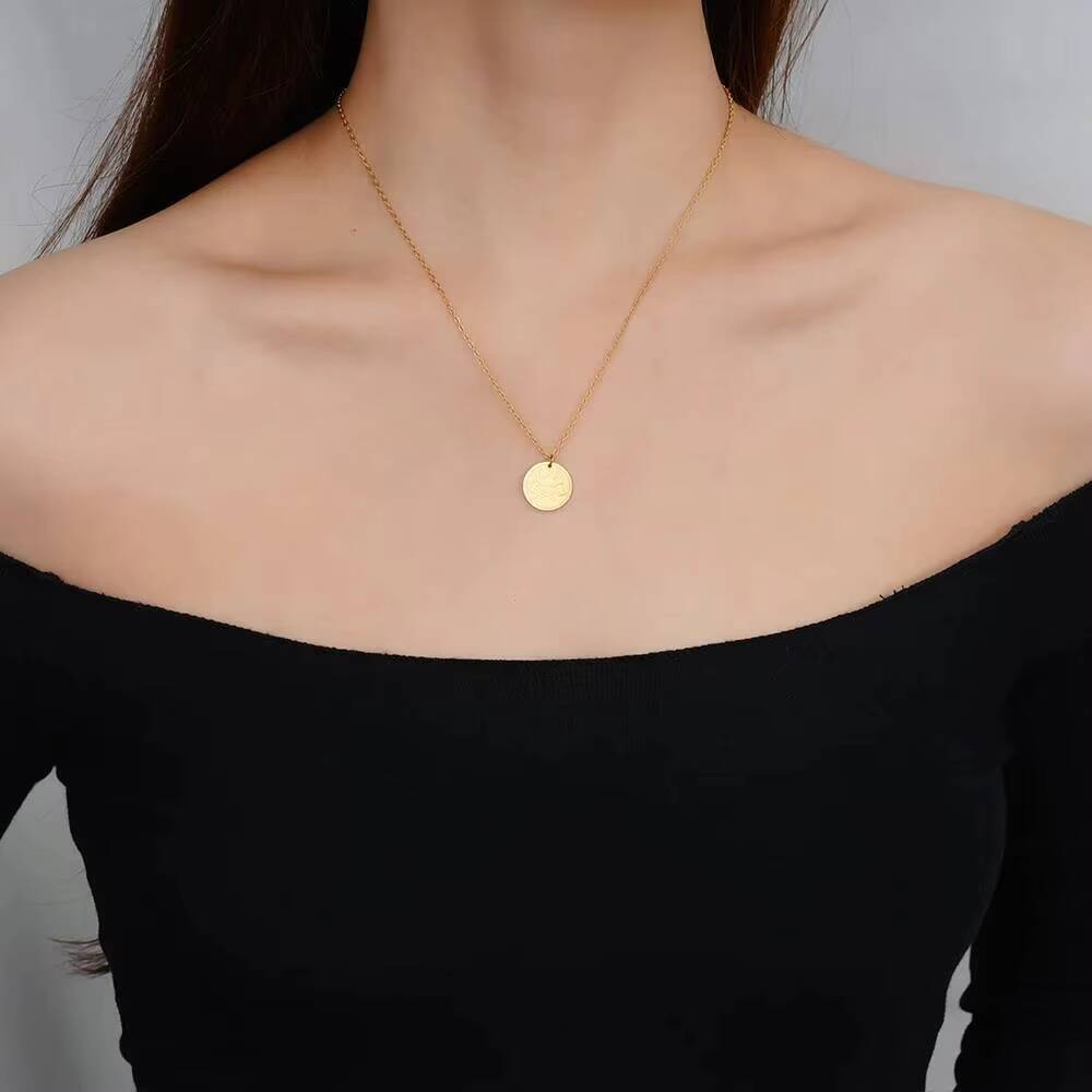 Coin Necklace Delicate - Złocony wisiorek w kształcie topora wikingów,