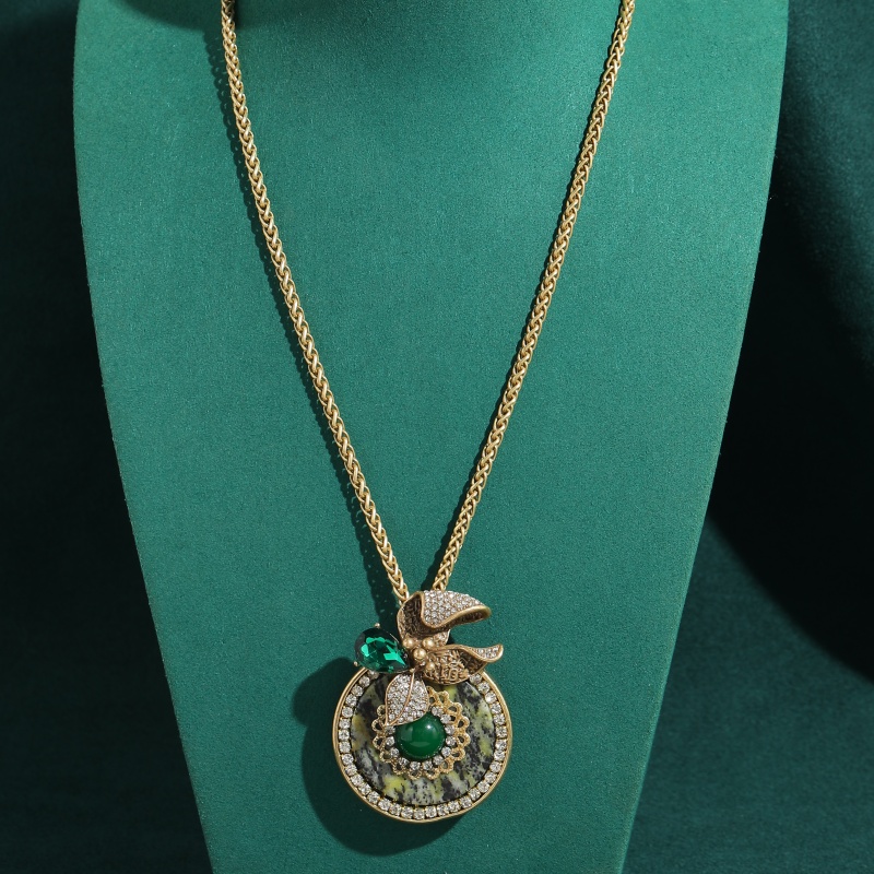 Women'S Accessories Trends 2026 - Naszyjniki z zawieszką w stylu vintage,