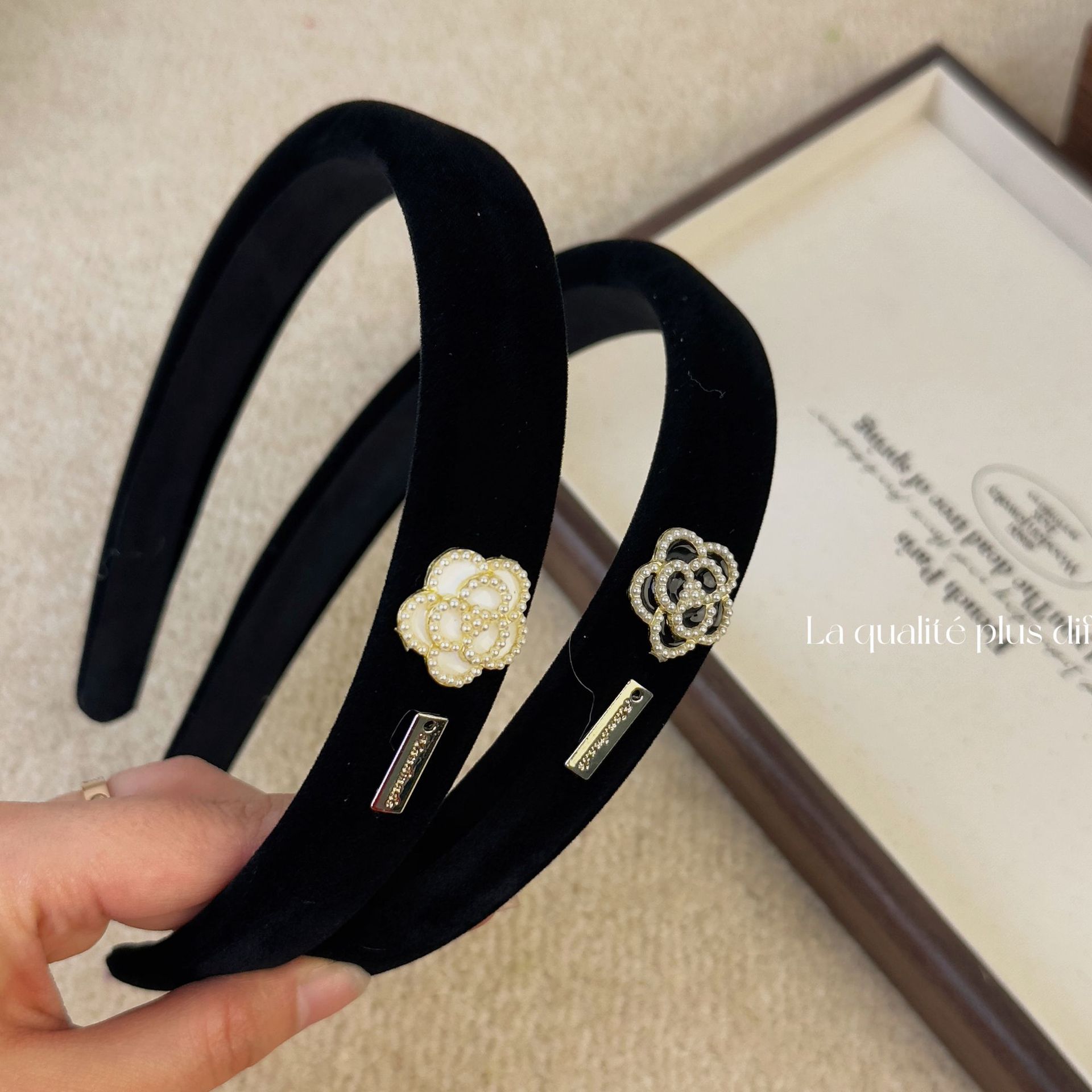 Women Accessories Logo - Czarne aksamitne Logo kamelia opaski peruka