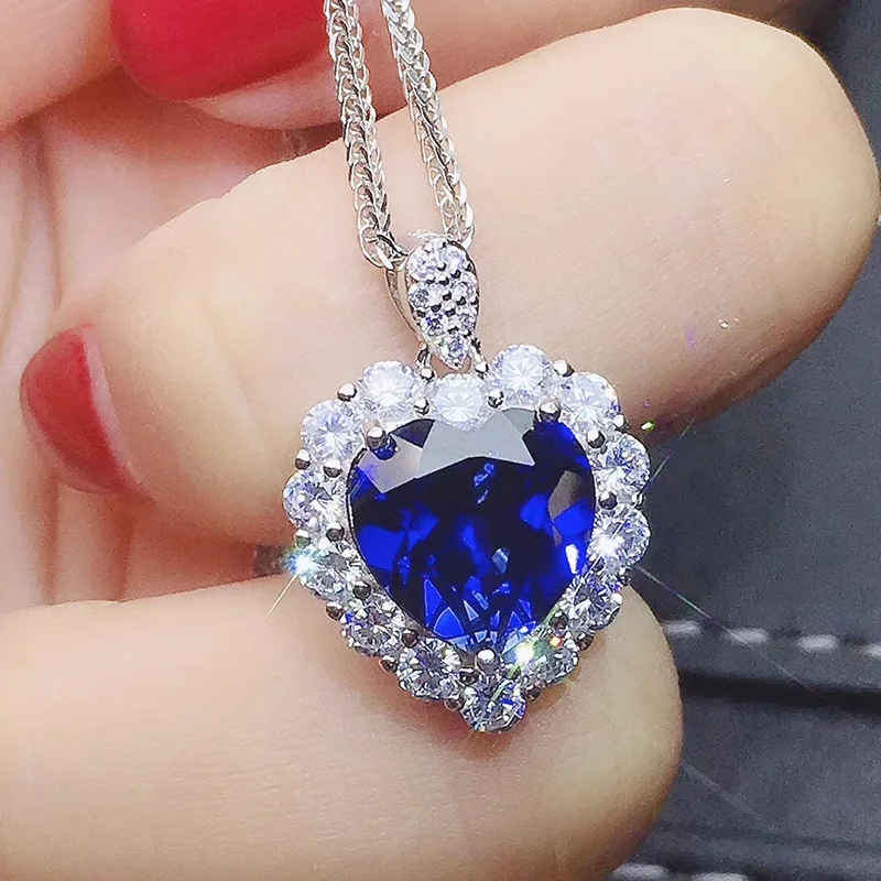 Women'S Accessories Trends 2026 - Naszyjnik z geometrycznym wisiorkiem z cyrkonią