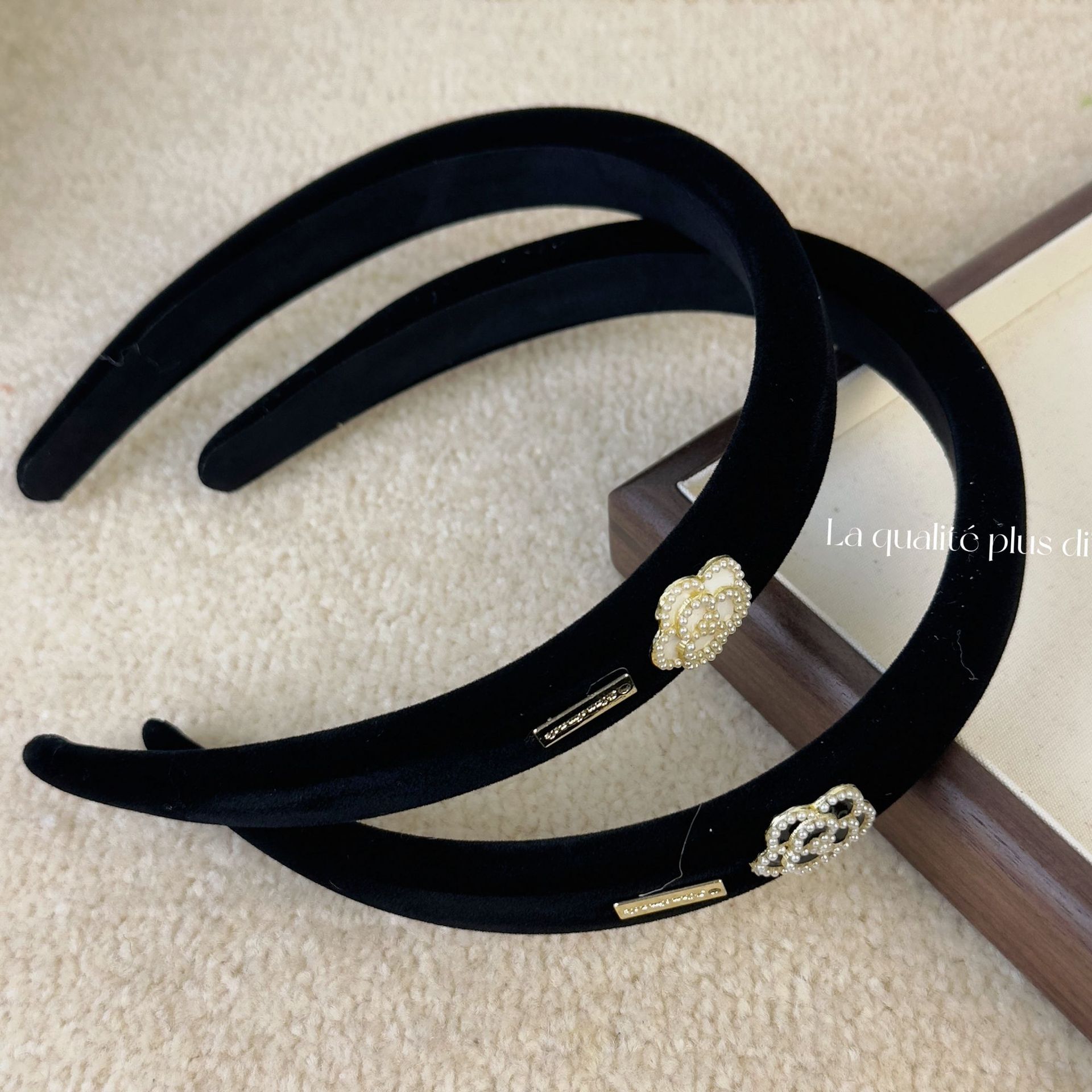 Czarne aksamitne Logo kamelia  – Women Accessories Logo recenzja i cena