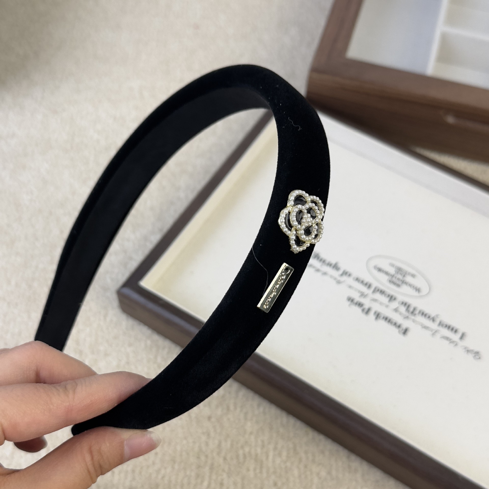 Czarne aksamitne Logo kamelia  – Women Accessories Logo recenzja i cena