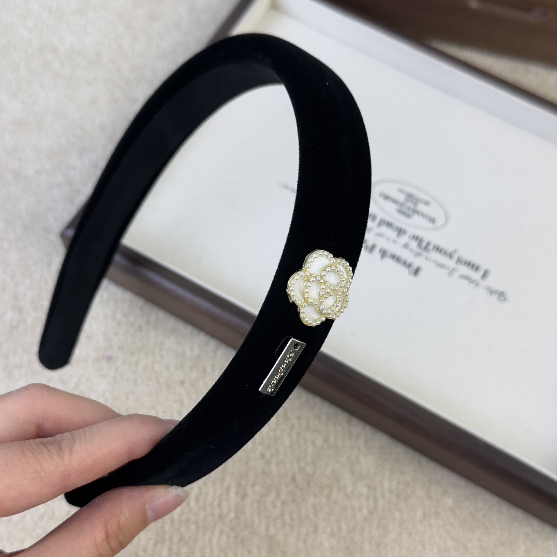 Czarne aksamitne Logo kamelia  – Women Accessories Logo recenzja i cena